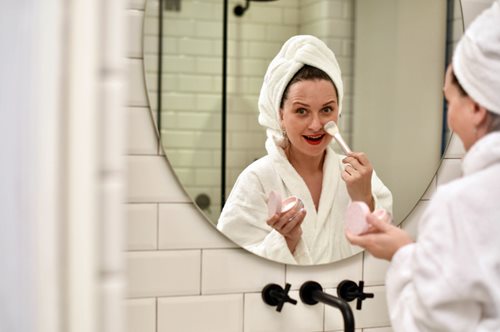 Τελικά αξίζουν τη φήμη και τα λεφτά τους τα Glossier; Γιατί επικρατεί αυτή η φρενίτιδα με το brand;