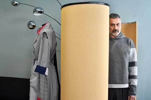 Ο Γιώργος Ελευθεριάδης φτιάχνει ρούχα για ελεύθερες γυναίκες