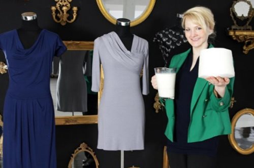 Η σχεδιάστρια μόδας που φτιάχνει ρούχα από ληγμένο γάλα έχει καταφέρει κάτι μοναδικό 