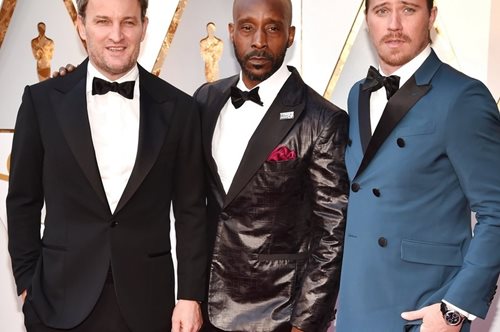 Οι αστέρες του Χόλιγουντ είχαν ένα κοινό κομψότατο αξεσουάρ στο κόκκινο χαλί 