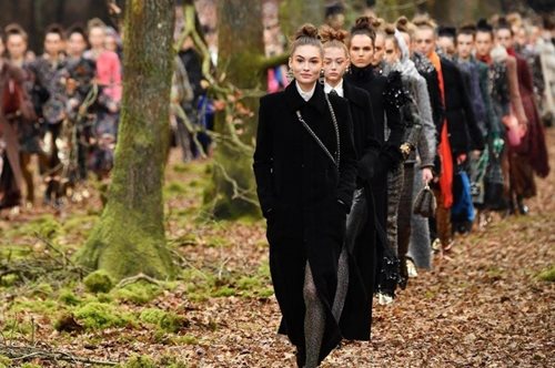 Η Chanel έβγαλε τα μοντέλα της στο δάσος στο πιο σαγηνευτικό σόου του Παρισιού