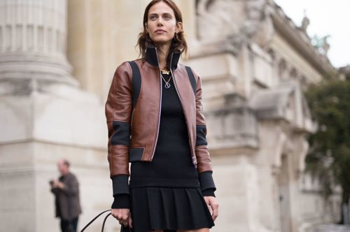 Αυτές οι γυναίκες που δίνουν το χέρι τους σαν άντρες και περπατούν σαν ελαφίνες