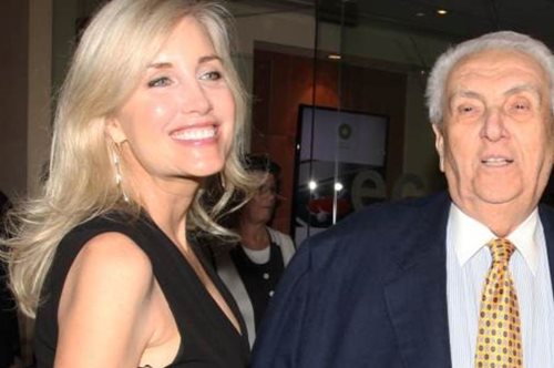 Laurie Holcombe: Η λαμπερή σύντροφος του Δημήτρη Κοντομηνά μιλά για πρώτη φορά στις κάμερες