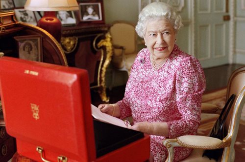 Είναι αυτή η πιο stylish εμφάνιση της βασίλισσας Ελισάβετ; 