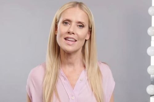 Λάμψη τώρα: Μία σύγχρονη 50άρα ψάχνει το ιδανικό πρόγραμμα ρουτίνας για το καθημερινό της μακιγιάζ