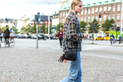 Ένα fashion icon σου λέει τον μοναδικό, τύπο τζιν που φορούν αυτή τη στιγμή με μανία οι Παριζιάνες 