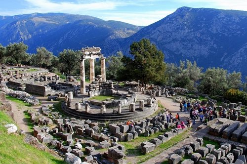 Ο ομφαλός της Γης από ψηλά: Οι Δελφοί σε ένα βίντεο με drone που κόβει την ανάσα