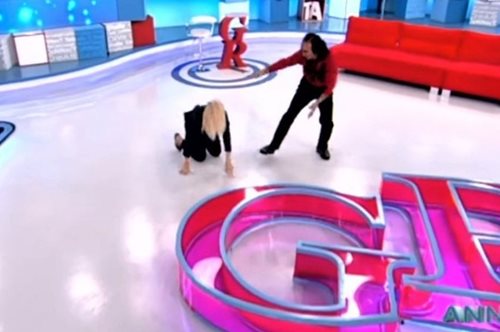 Απίστευτη πτώση στον αέρα της εκπομπής. Σωριάστηκε στο πάτωμα η Αννίτα Πάνια