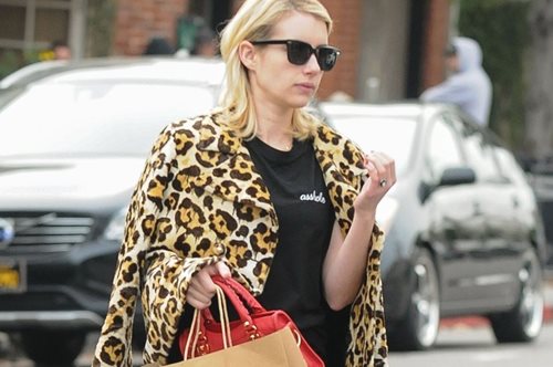 Η Emma Roberts φόρεσε από τώρα το παπούτσι με το οποίο θα περπατήσουμε φέτος σε όλα τα νησιά