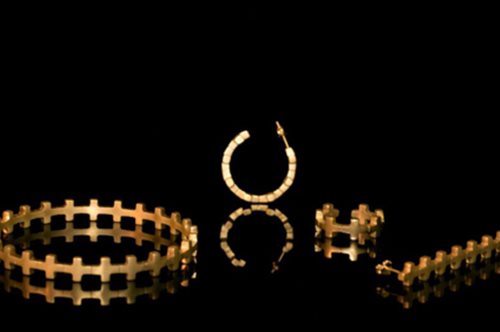 Amberly Cross: To Ελληνικό κόσμημα συστήνεται μέσα από τους μίνιμαλ σταυρούς του Δημήτρη Δαμάσκου 