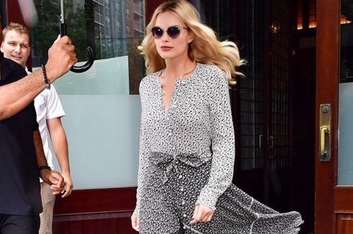 H Mάργκοτ Ρόμπι φόρεσε το σύχρονο ταγέρ που όλες θα θέλαμε στη ντουλάπα μας