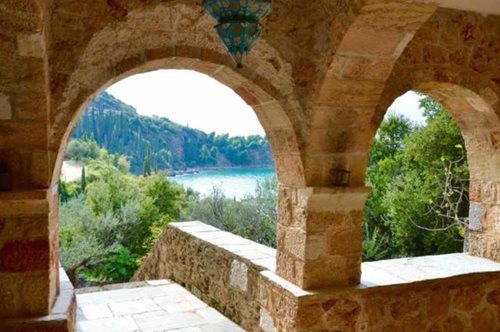 Tώρα μπορείς να κάνεις διακοπές στο εκπληκτικό σπίτι του Πάτρικ Λη Φέρμορ στην Καρδαμύλη