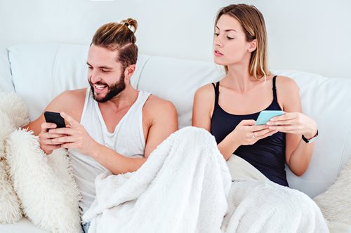 Δεν μας πείθει καθόλου: Το φαινόμενο Κούλιτζ εξηγεί με κάποιο τρόπο την απιστία των ανδρών  