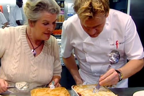 Ο Gordon Ramsay συναγωνίζεται τη μητέρα του στην κουζίνα: Ποιανού πουτίγκα θα βγει η καλύτερη; 
