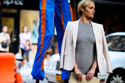 Ένα 44χρονο μοντέλο απαντά σε όσους λένε πως είναι πολύ μεγάλη για να φορέσει μίνι φούστες