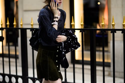 Αυτό είναι το δημοφιλέστερο τελείωμα της μόδας στα ρούχα σήμερα