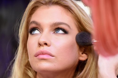 Αντίο κούραση: Έξυπνα κόλπα για να κρύψεις τις σακούλες κάτω από τα μάτια