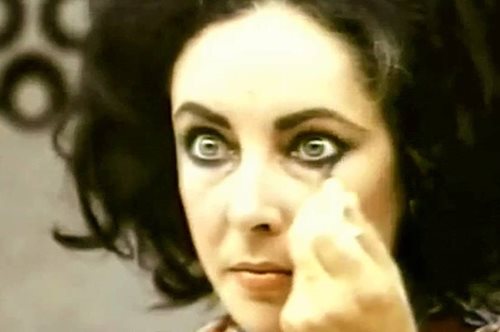 Blast from the past: Η Ελίζαμπεθ Τέιλορ μοιράζεται τρικ για το ψαρωτικό μακιγιάζ των ματιών της