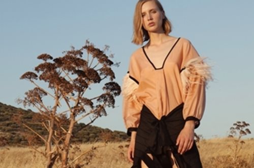 Λιάνα Καμπά: «Όταν ντύνω μια γυναίκα, θέλω να νιώθει αέρινη και εκπλεπτυσμένα σέξι»