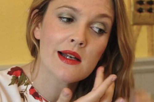 Η Ντρου Μπάριμορ απλώνει το μέικ απ με τα δάχτυλα: Δεν αντέχει τα βουρτσάκια και τα σφουγγαράκια