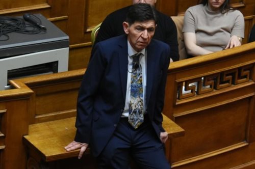 Πρωτοφανές σκηνικό στο Κοινοβούλιο. Ο Γεράσιμος Σκιαδαρέσης ανέβασε θεατρική παράσταση στη Βουλή