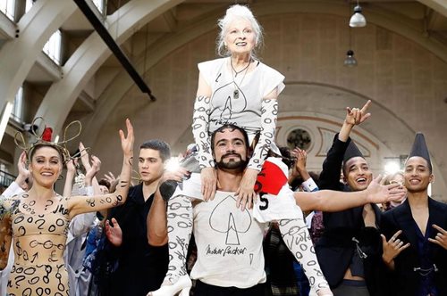 Όλα όσα θέλουμε να ξέρουμε για την ασυμβίβαστη ζωή της πανκ Βίβιαν Γουέστγουντ 