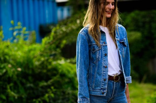 Αυτό το ολοκαίνουργιο τζιν μπορεί να σου χαρίσει ονειρεμένα οπίσθια ακόμα κι αν δεν τα διαθέτεις