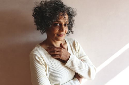 Η μεγάλη επιστροφή της Αρουντάτι Ρόι. Πώς η Ινδή συγγραφέας έγραψε το βιβλίο του καλοκαιριού