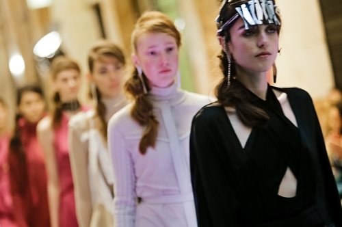 Η συλλογή της Ioanna Kourbela για τον επόμενο χειμώνα θα μας ντύσει σαν ηρωίδες με δερμάτινα 