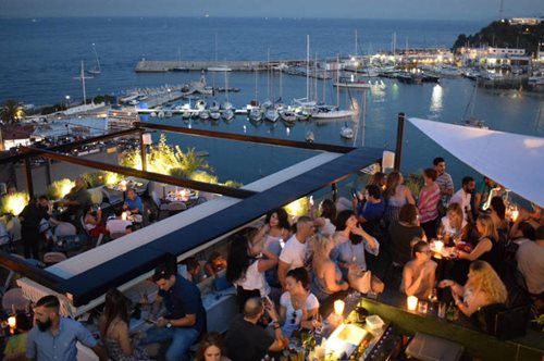 Από Ακρόπολη μέχρι Αίγινα. Αυτό είναι το μαγαζί της Αθήνας με την πιο όμορφη θέα της πόλης