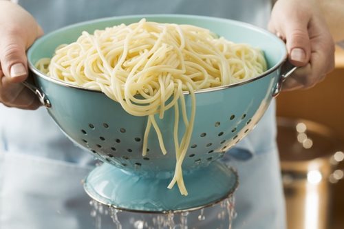 Ο πραγματικός λόγος που δεν πρέπει να στραγγίζουμε ποτέ τα μακαρόνια στον νεροχύτη