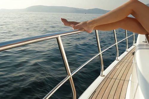 Όταν ένα πριβέ γιοτ μετατρέπεται σε σεξουαλικό χώρο παιχνιδιού πολλά μπορεί να συμβούν 