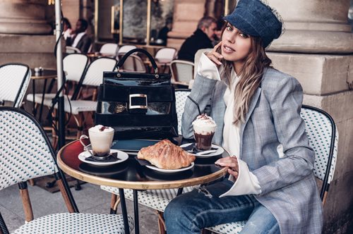 Το απόλυτο αξεσουάρ της άνοιξης εντοπίστηκε στις εμφανίσεις των πιο καλοντυμένων γυναικών στο Παρίσι
