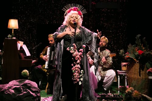 7 θεατρικές παραστάσεις που συνεχίζουν μετά το Πάσχα και πρέπει να προλάβεις να δεις