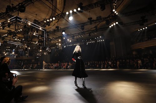 Από τη L.Gaga ως τη Τζ.Φόντα: Ηταν όλοι στο σόου του Saint Laurent