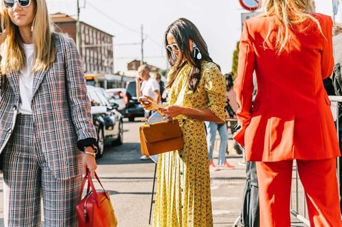 Η νέα λατρεία στα ανοιξιάτικα sneakers είναι ένα χρώμα που δεν είχαμε σε καμία εκτίμηση παλιότερα