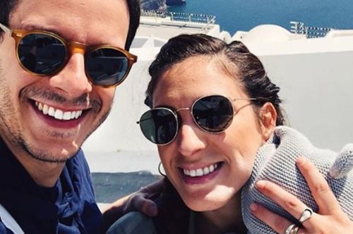 Αντιγόνη Ψυχράμη-Δημήτρης Μακαλιάς: Με το γιο τους και φίλους στη Σαντορίνη για το Πάσχα