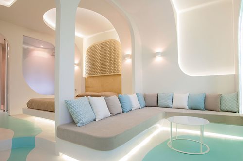 Μια τριώροφη κατοικία του '70 μετατρέπεται σε εξωπραγματικό ξενοδοχείο κομψότητας, στη Σαντορίνη  