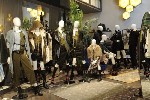 Έργο τέχνης. Οι βιτρίνες της Sisley γίνονται κάτι περισσότερο από ένα κατάστημα μόδας