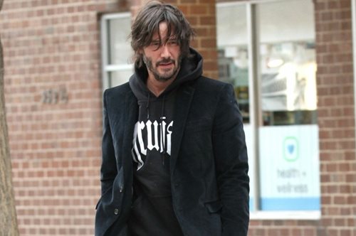 Γιατί το ίντερνετ έχει λυσσάξει με τη συμπεριφορά του Κιανού Ριβς: Δεν σταματάει να γελάει