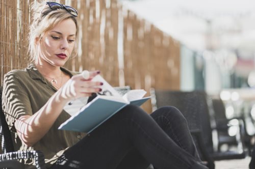 Από τις 23 Απριλίου και για έναν ολόκληρο χρόνο η Αθήνα θα γεμίσει με σημεία ανάγνωσης βιβλίων 