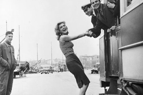 Τότε, σήμερα, για πάντα: Το στυλ της Μελίνας στο Ποτέ την Κυριακή ορίζει το απόλυτο θηλυκό