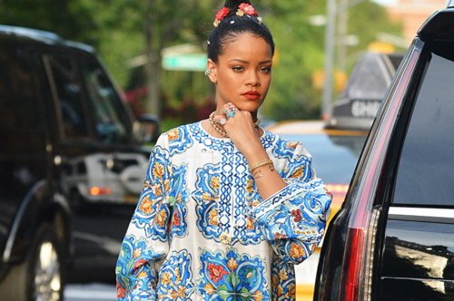 Ακραίο και αμφιλεγόμενο. Kαι ξαφνικά όλοι μιλάνε για το Gucci αξεσουάρ που φόρεσε η Rihanna