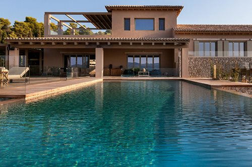 Πώς ένα πετρόχτιστο σπίτι στις Σπέτσες μεταμορφώθηκε σε ένα από τα πιο όμορφα εξοχικά της Ελλάδας