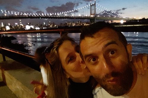 «Την αγαπώ-μισώ αυτή την πόλη»: Ο Αντώνης, η Μαρία και τα δύο παιδιά τους άφησαν την Αθήνα για τη ΝΥ