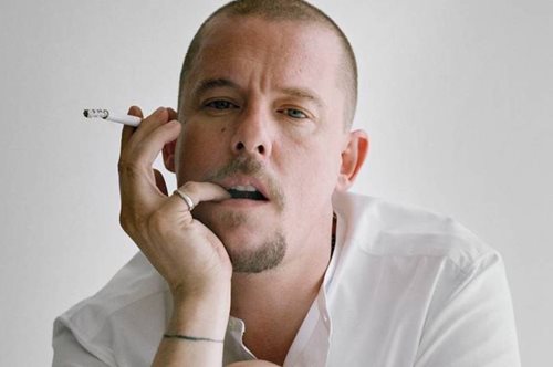 Πρώτες εικόνες από το ντοκιμαντέρ για τον ιδιοφυή Αλεξάντερ Μακ Κουίν