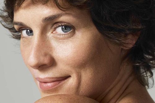 Κανείς δεν μας τα είπε: 10 κολπάκια στο μακιγιάζ για να φαίνεσαι 10 χρόνια νεότερη