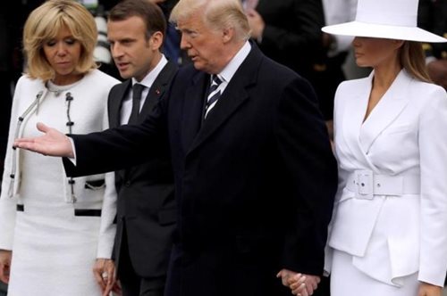 Ο Τραμπ πιέζει τη Μελάνια να της κρατήσει το χέρι, της λέει ευχαριστώ, αλλά αυτή το αφήνει ξανά