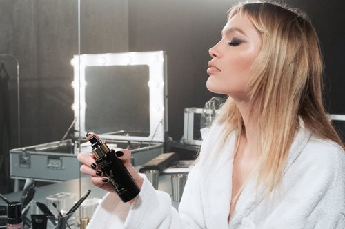 Ένα καινοτόμο προϊόν με ένα μυστικό όπλο μόλις ήρθε για να συγκρατήσει τη λάμψη στην επιδερμίδα σας 