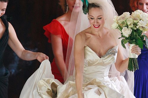 H Σάρα Τζέσικα Πάρκερ μόλις έβαλε την υπογραφή της στην πιο αντισυμβατική σειρά νυφικών